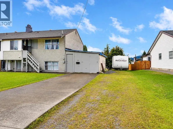22 Hawk St, Kitimat, BC V8C 1N5