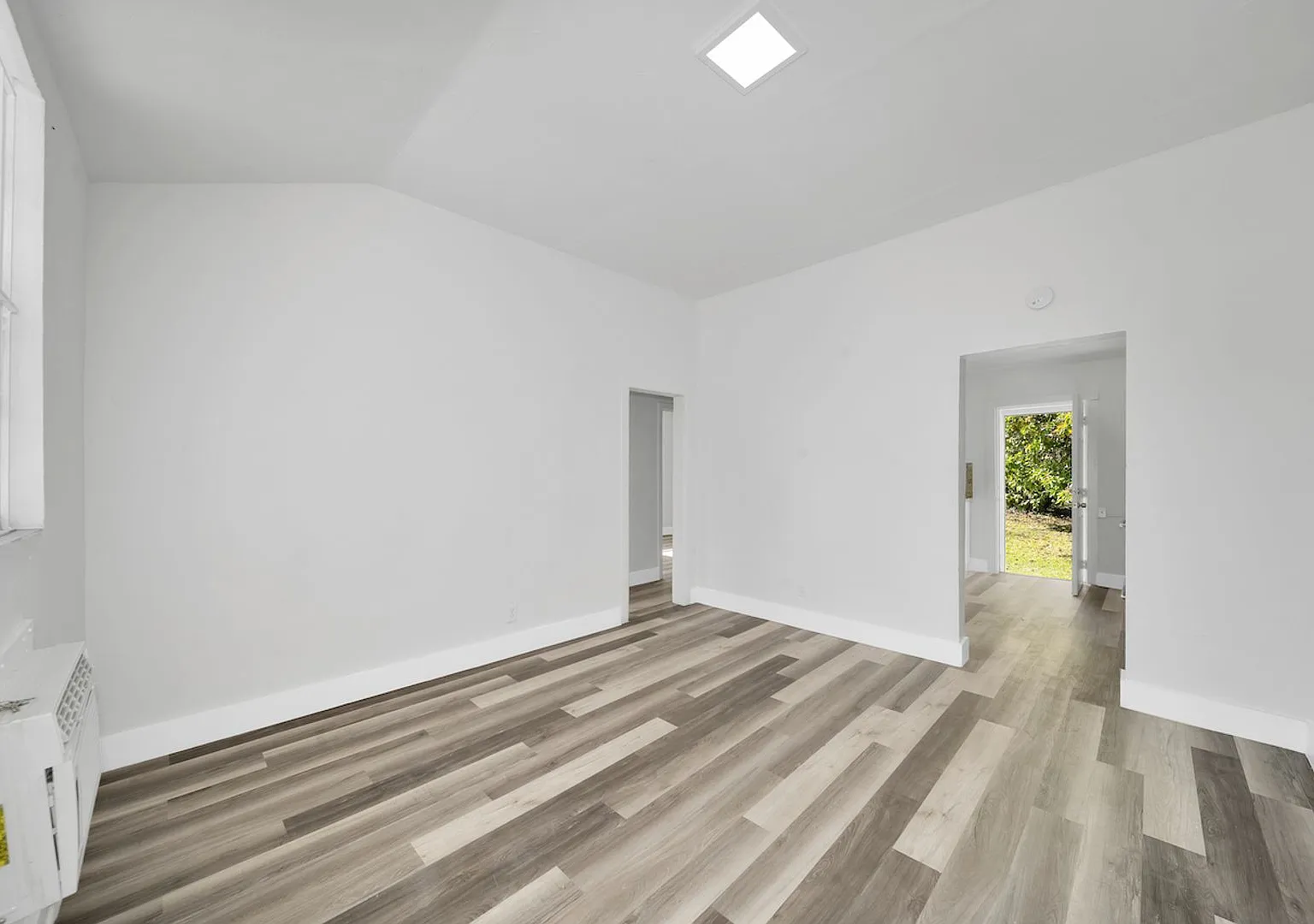 Spacious two bedroom and one bath in a gated duplex! — Photo 3