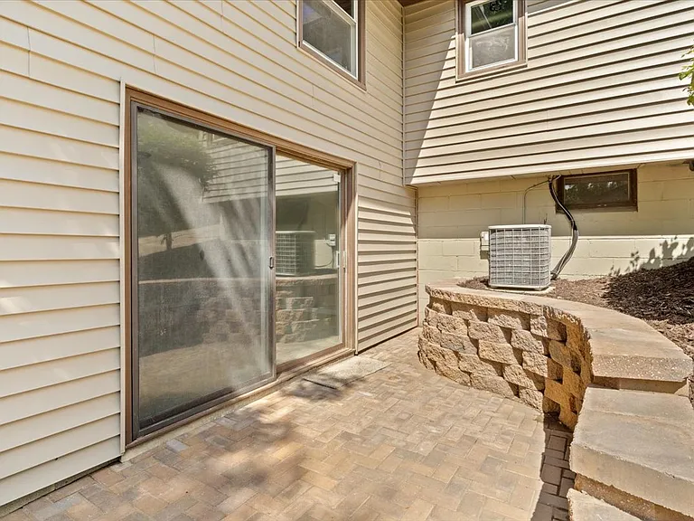422 Jefferson Ave S — Photo 36