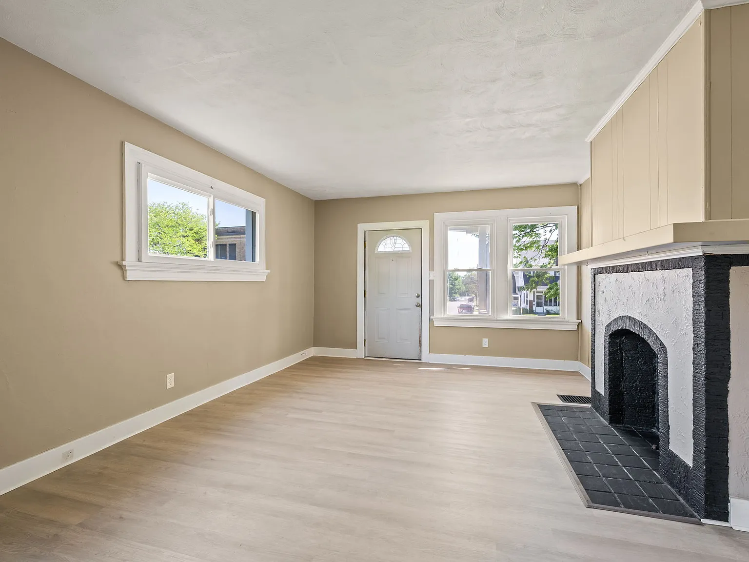 1117 Superior — Photo 3