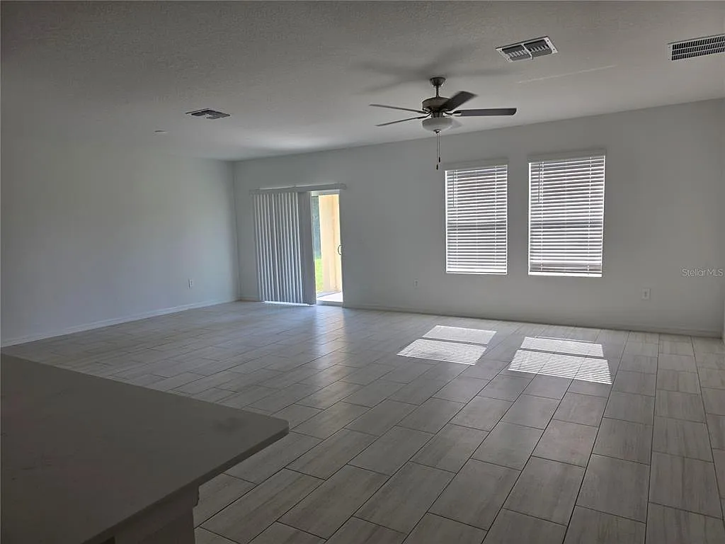 6 bed, 3.0 bath, 3362 sqft, $3,100 — Photo 3