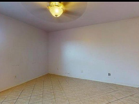 5th image of 402 NE 23rd Pl