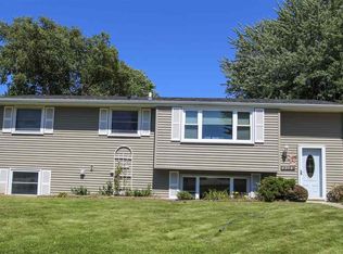 2303 Coventry Ln, Cedar Falls, IA 50613