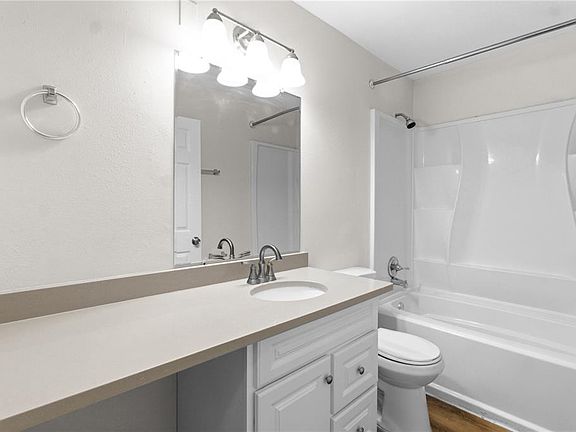 3rd image of 929 Sandywood Dr