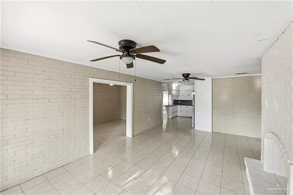 3 bed, 2.0 bath, 2207 sqft, $1,250 — Photo 3