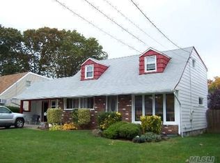 123 Garfield St, Massapequa Park, NY 11762