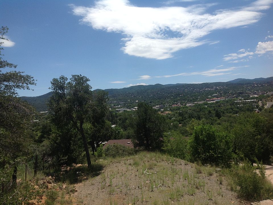 2nd image of 925 Oak Terrace Dr