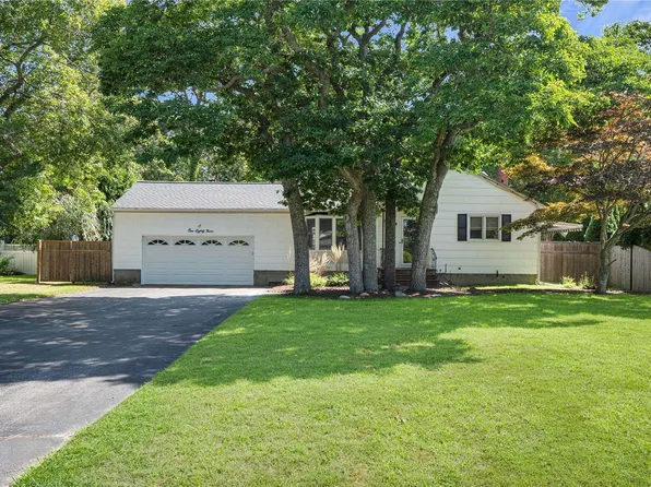 189 Belleview Avenue, Center Moriches, NY 11934