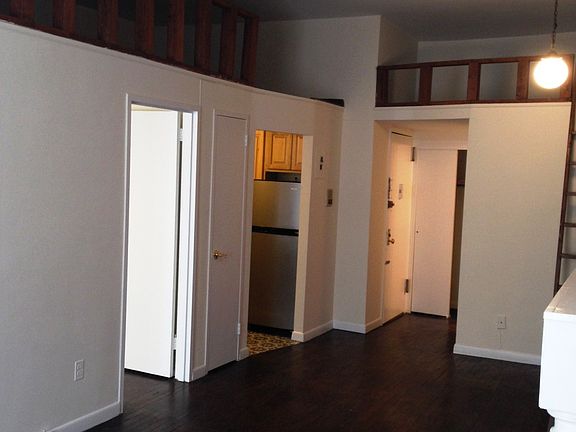 4th image of 11 W 73rd St