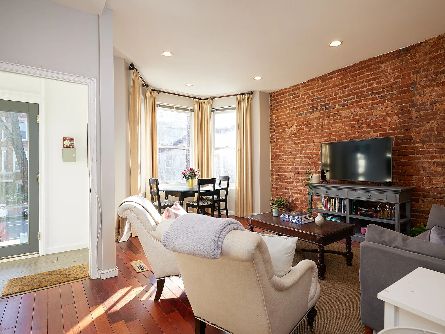 3 bed, 1400 sqft, $5,900 — Photo 2
