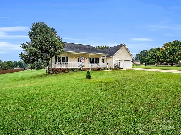 3rd image of 100 Tall Pine Dr