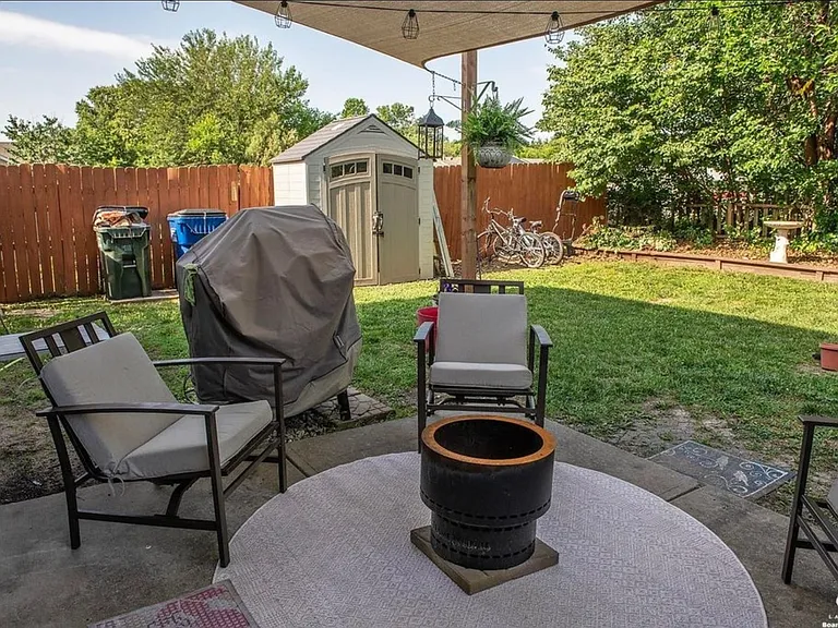 2335 Surrey Dr — Photo 12