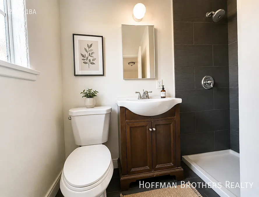 Charming 2 Bedroom Home In A Convenient Long Beach Location! — Photo 4