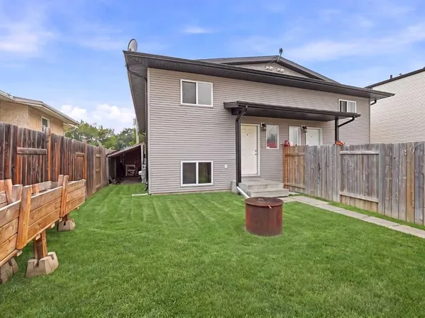1205 NW Fleming Ave #A, Penhold, AB T0M 1R0