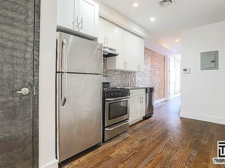 558 Kosciuszko St #2B — Photo 2