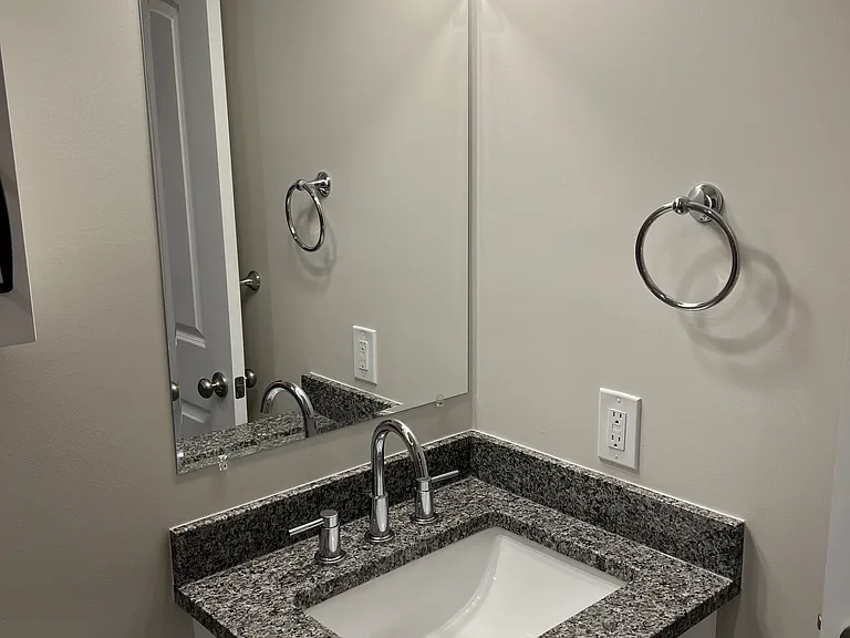 304 E Washington St — Photo 10