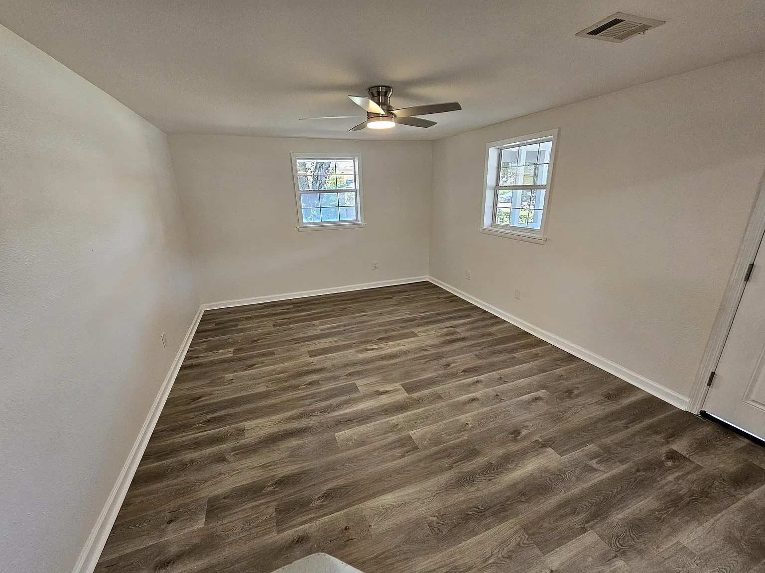 1150 Hawthorn Dr — Photo 1