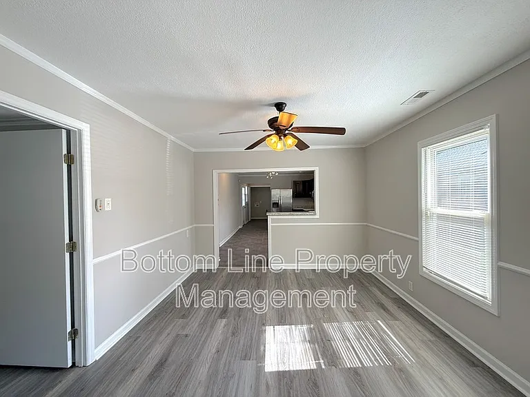 1024 E 10th St — Photo 3