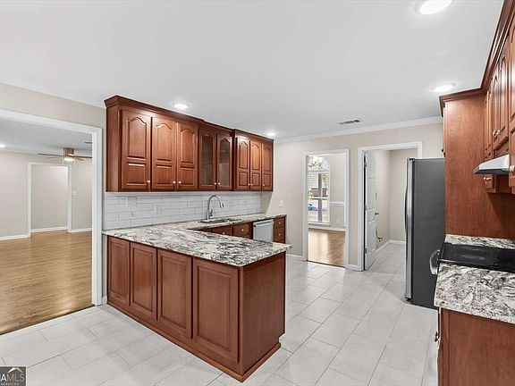 4th image of 227 Rollingwood Cir NW