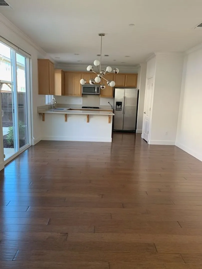 Beautiful 3 bedroom Home, Great Neighborhood, Open and Bright! — Photo 2