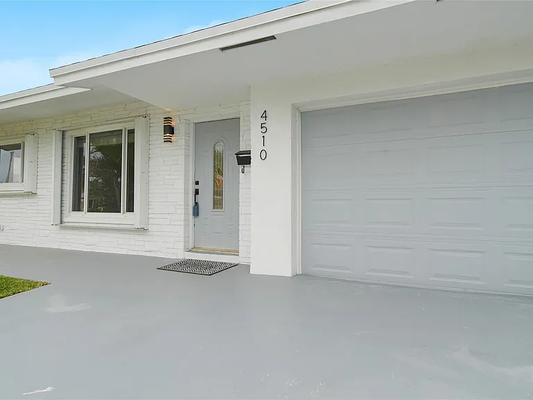 4510 NW 49th Dr — Photo 2