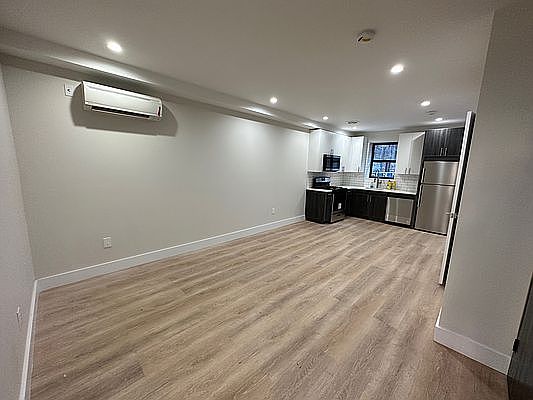 1st image of 76 Rockaway Ave Floor 1