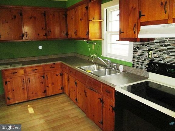 3rd image of 413 Hayward Ave