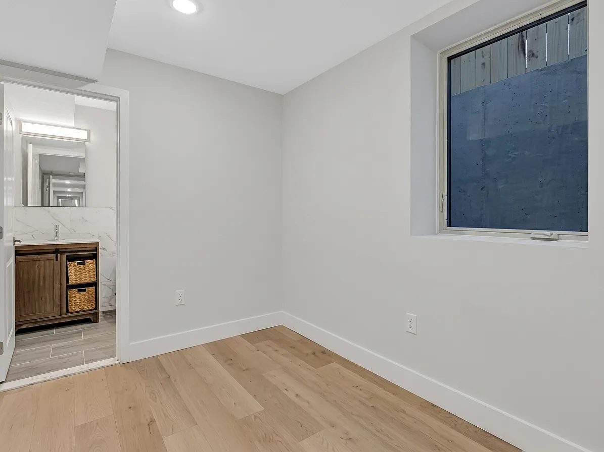 5 bed, 2500 sqft, $2,499 — Photo 4
