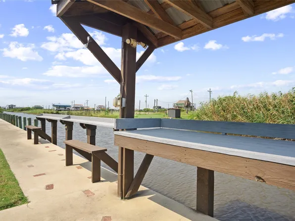 1086 Pennington St, Gilchrist, TX 77617