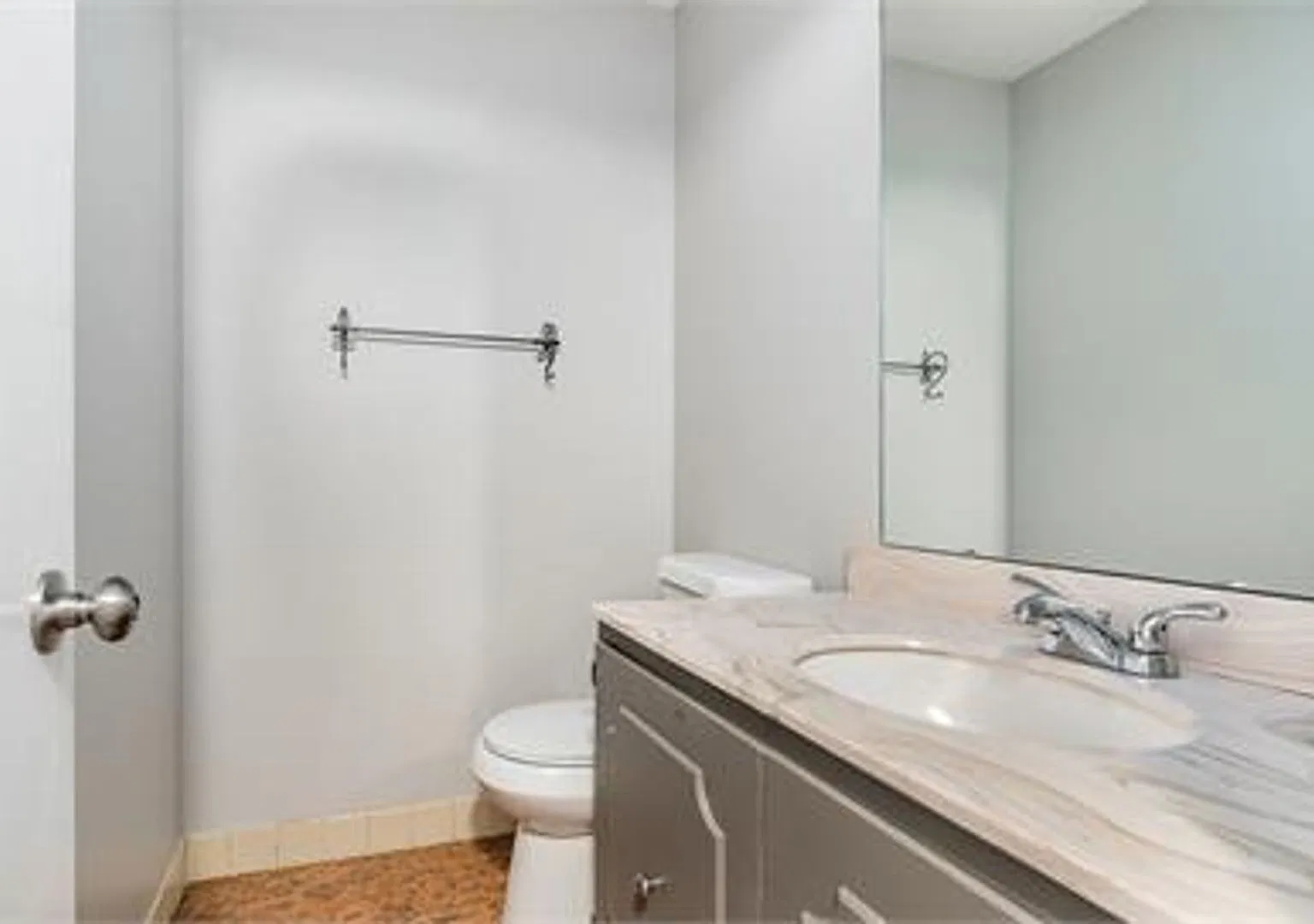 2 bed 1.5 Bath Apartment, with Community Pool — Photo 4