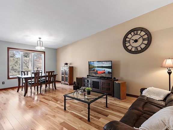 2nd image of 3615 Zinnia Ln N