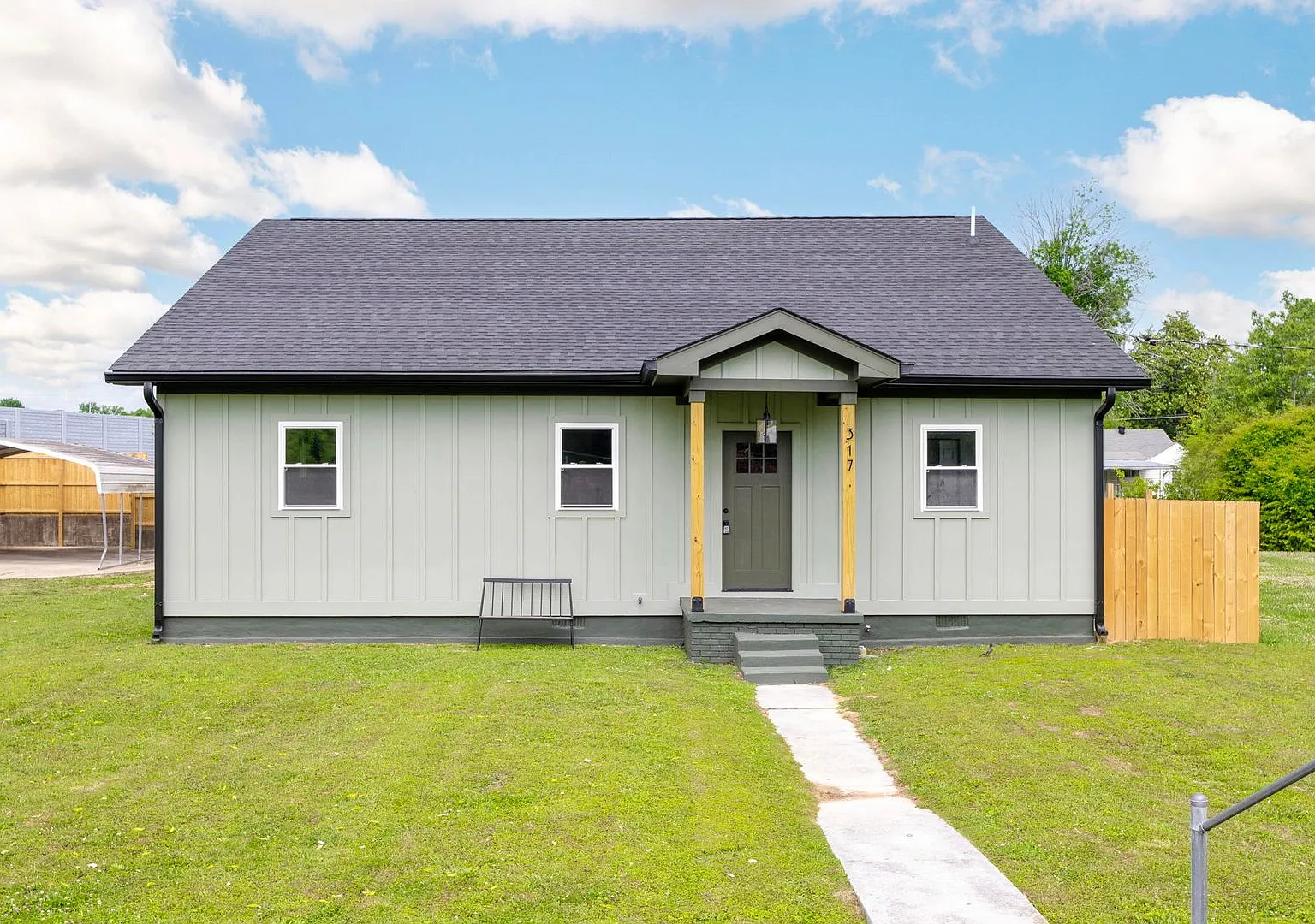 Newly renovated 3 bedroom 2 bathroom — Photo 1
