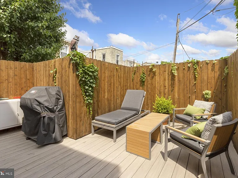 331 E Thompson St — Photo 16