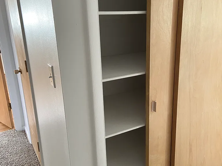Hall/Closet
