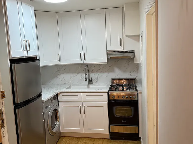 131 E 15th St #1C — Photo 2