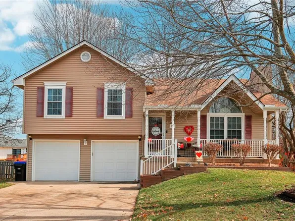 407 Huntington Ct, Greenwood, MO 64034