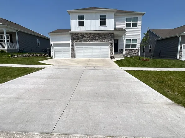 9401 Valley Pkwy, Johnston, IA 50131
