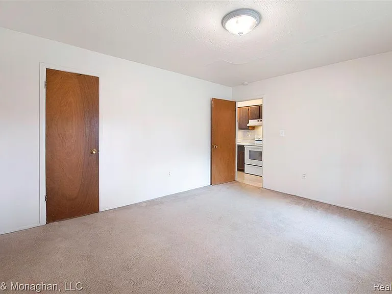 525 E Woodland St — Photo 6