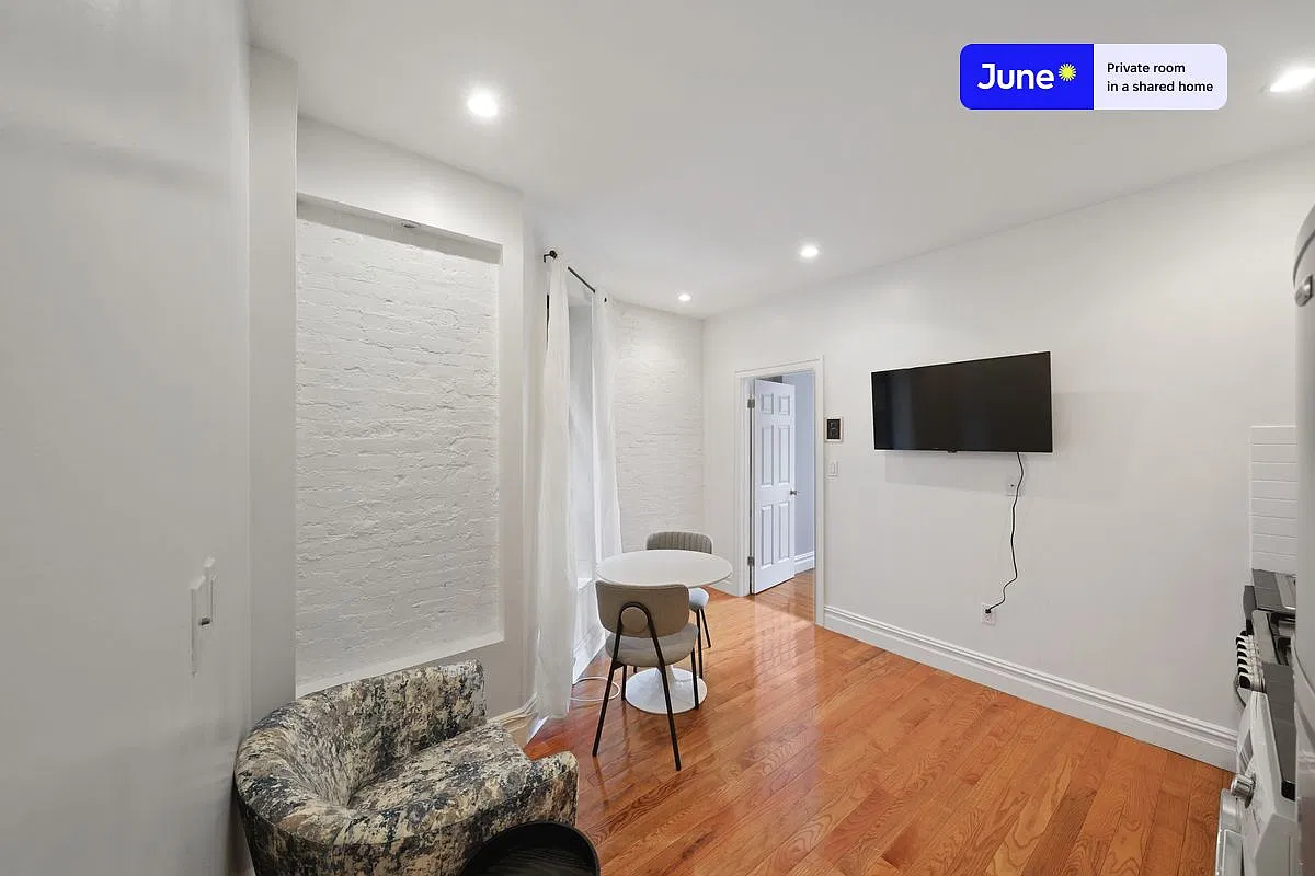 Queen bedroom in 2 bed/1 bath home in Columbus Circle #710 A — Photo 4
