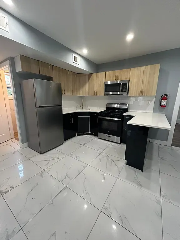 4 bed, $2,600 — Photo 1