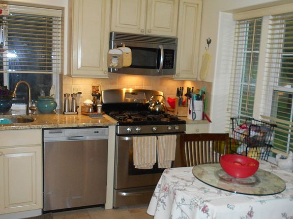 5th image of 1037B Canterbury Dr
