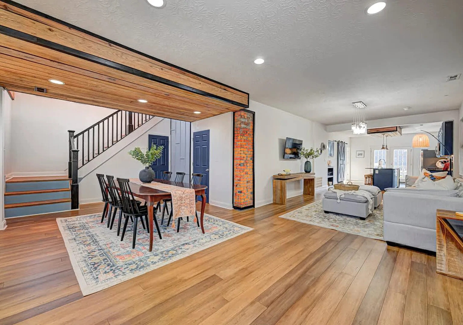 Spacious Home with Hot Tub, Sleeps 14 — Photo 3