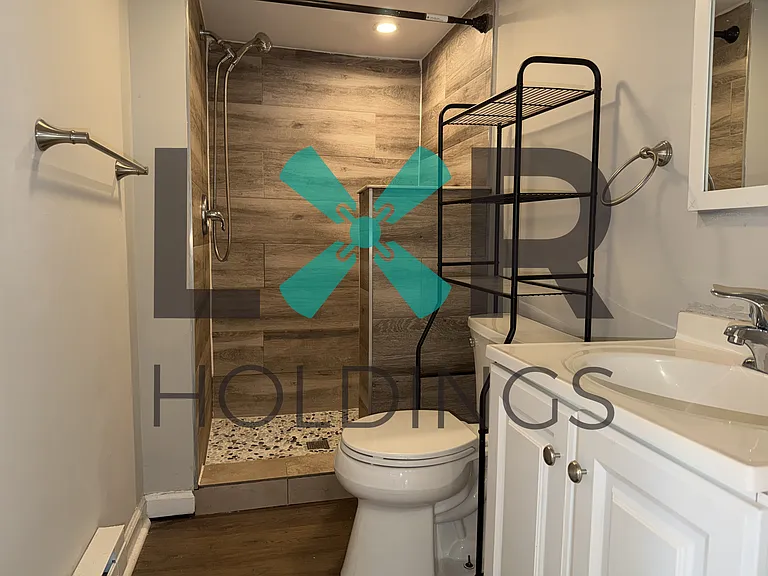208-210 E Oak Rd — Photo 1