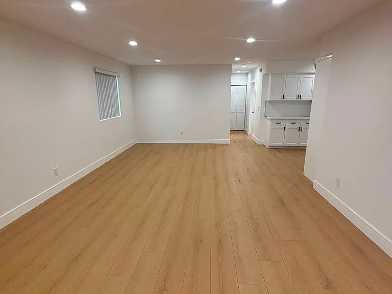 5526 S Wilton Pl — Photo 2