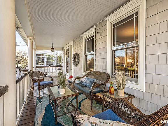 3rd image of 208 Mortimer Ave