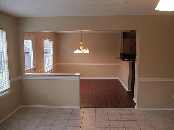 3rd image of 819 Oak West Dr