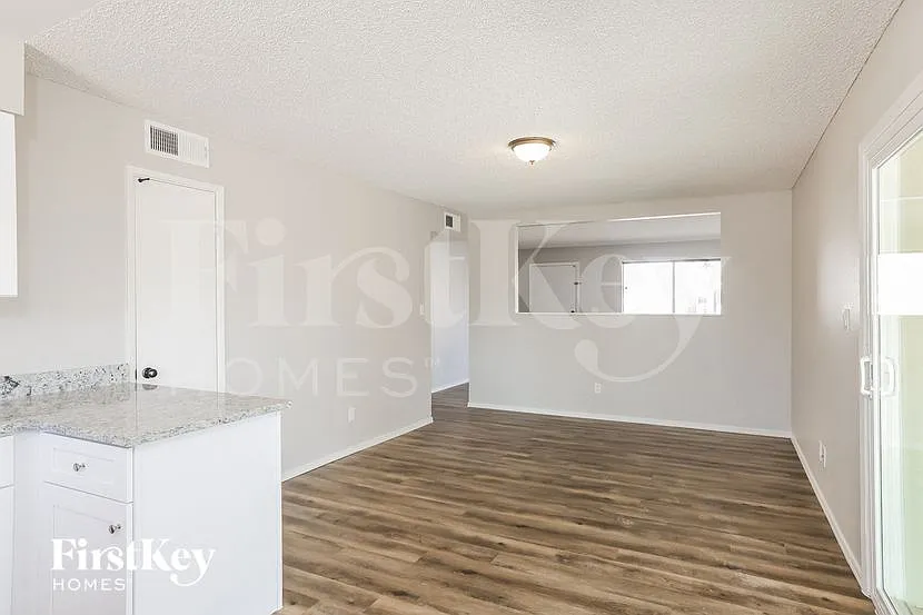 4 bed, 2.0 bath, 1365 sqft, $2,145 — Photo 4