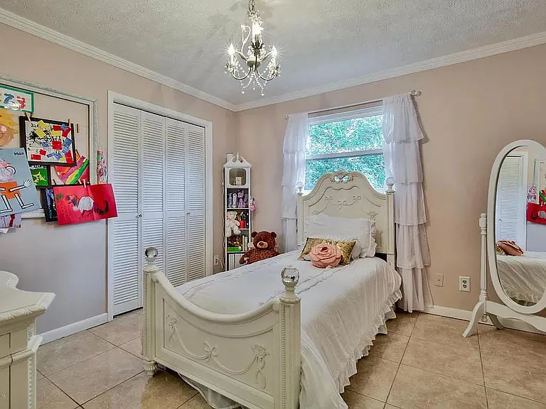 219 Foxridge Rd — Photo 10