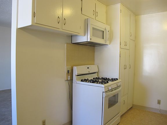 3rd image of 4350 N Lakewood Blvd APT 9