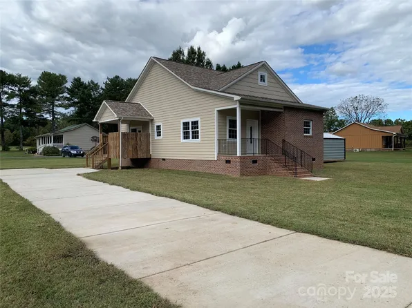 2104 Dove St, Newton, NC 28658